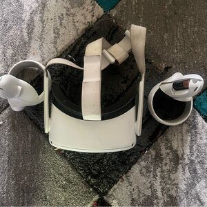 Quest 2 Standalone VR Headset White with Touch Controllers